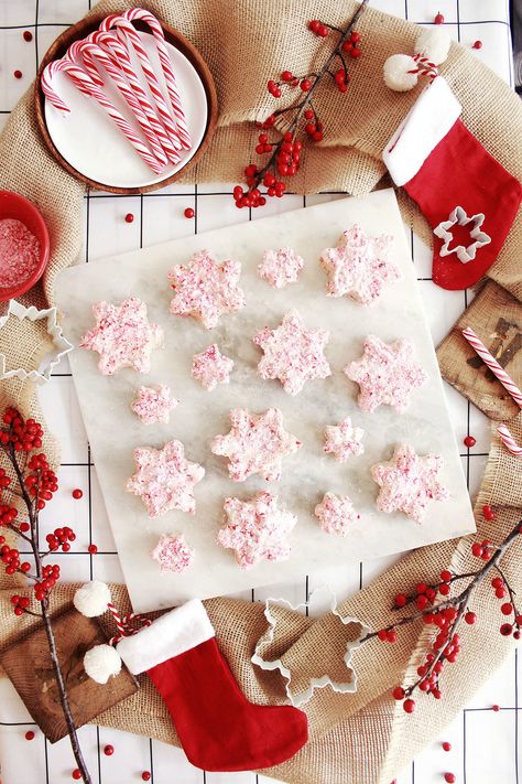 Homemade Snowflake Peppermint Marshmallows Recipe Hot Chocolate Toppers, Peppermint Marshmallows Recipe, Marshmallow Snowflakes, Marshmallow Hot Chocolate, Chocolate Toppers, Peppermint Marshmallows, Cake Pop Sticks, Pop Stick, Snowflake Cookies