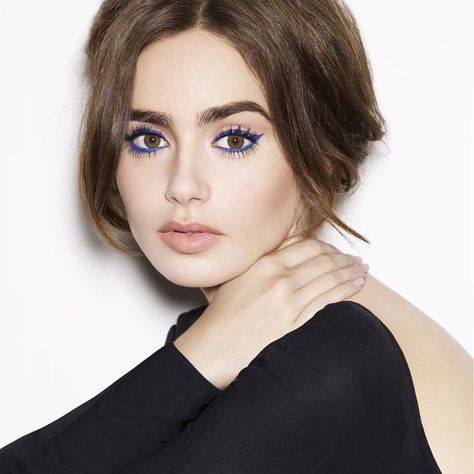 Colored Eyeliner Trend 2022 | Fashion Lookbook Navy Blue Eyeliner, Navy Eyeliner, Bold Eyeliner, 5 Minute Makeup, Pencil Liner, Lisa Eldridge, Purple Eye Makeup, Blue Eyeliner, Colored Eyeliner