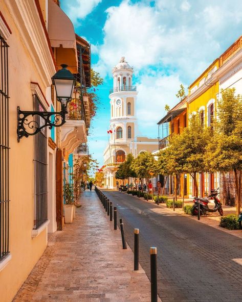 República Dominicana on Instagram: “Los paseos de los viernes en la Ciudad Colonial de Santo Domingo son siempre agradables. 😍 Disfrute de un placentero paseo por las calles…” Dominican Architecture, Santo Domingo Dominican Republic, Magical City, Amazing Landscapes, Travel City, Holiday Trip, Birthday Trip, Colourful Buildings, 2023 Vision