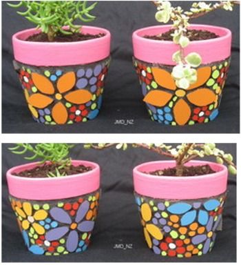 mosaic pot 2 Diy Terra Cotta Pots, Mosaic Pot, Mosaic Pots, Mosaic Flower Pots, Flower Pot Art, Terra Cotta Pot Crafts, Flower Pot Design, Painted Clay Pots, Painted Terra Cotta Pots