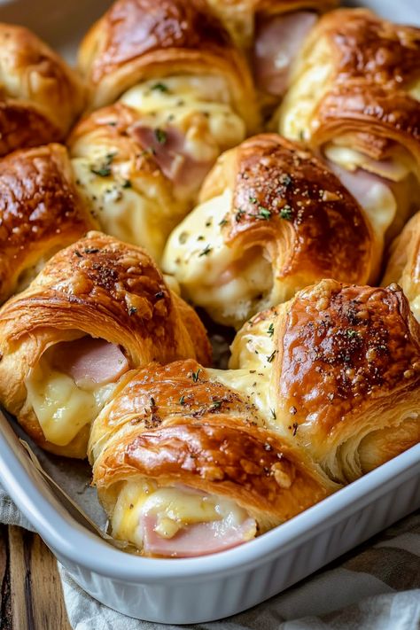 Baked Ham and Cheese Croissants - An Organized Chaos Croissant Appetizers, Ham Appetizers, Ham And Cheese Croissants, Mac And Cheese Burger, Ham And Cheese Croissant, Cheese Croissant, Mini Croissants, Croissant Breakfast, Cheese Pastry