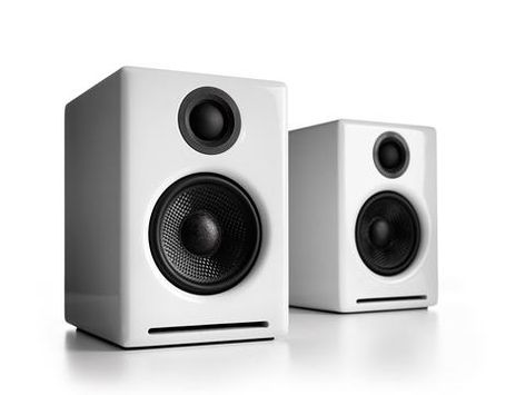 White Speakers, Stereo Turntable, Desktop Speakers, Pc Speakers, Home Office Inspiration, Wallpaper Computer, Small Speakers, Computer Speakers, Monitor Speakers