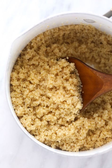 How to Cook Quinoa on the stove - a simple tutorial to make perfect quinoa every time with just quinoa and water! Steamed Quinoa, Perfect Quinoa, Coconut Quinoa, Cook Quinoa, Quinoa Seeds, White Quinoa, Making Quinoa, Red Quinoa, Delicious Deserts