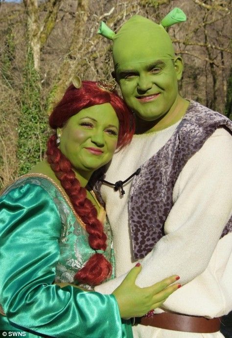 Happy ogre after: Christine England and Keith Green spent three hours in make-up to walk down the aisle looking like their cartoon heroes.... ummm HELL NO haha...THIS IS HILARIOUS !!! Shrek Wedding, Faerie Wedding, Shrek Costume, Wedding Fotos, Geeky Wedding, Princess Fiona, Crazy Wedding, Funny Wedding Photos, Unusual Weddings