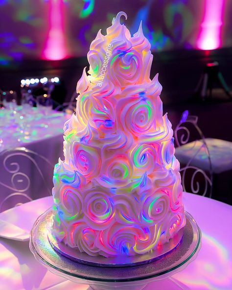 Neon cakes 🎂🎂🎂 would you have this on your bday or wedding 👀 #neon #cake #wedding #party Neon Cake Designs, Birthday Cake Neon, Neon Party Cake, Glow In The Dark Cake, Neon Birthday Cakes, Neon Cake, Retro Theme Party, Neon Cakes, Neon Birthday Party