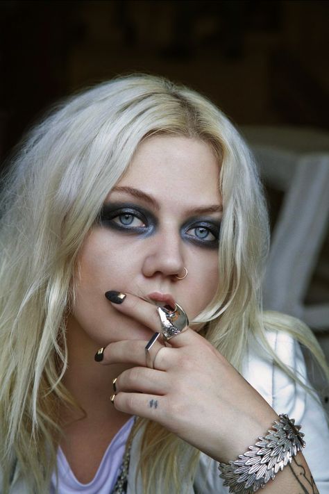 Ellie King, Elle King, Dark Blue Eyes, King Style, Red Hair Woman, King Fashion, Ear Candy, Internet Radio, Female Singers