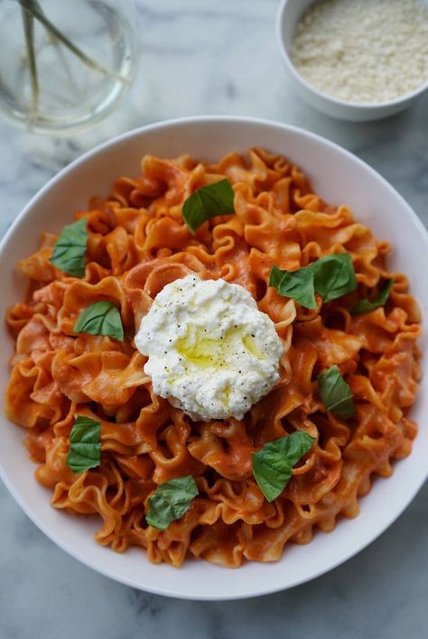 Mafaldine alla Vodka with Burrata & Basil Summer Pasta Recipes, Vodka Pasta, Pasta Types, Cherry Tomato Pasta, Alla Vodka, Quick Vegetarian Meals, Basil Oil, Roasted Cherry Tomatoes, Lemon Pasta