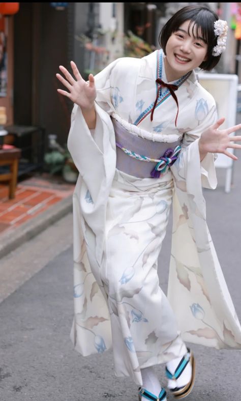 Cute Kimono Outfits Japanese, Kimono Pose Reference, Yukata Reference, Kimono Poses Reference, Kimono Traditional Woman, Yukata Pose, Japanese Yukata Women, Japanese Woman Aesthetic, Traditional Kimono Japan