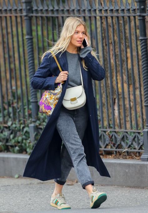 Sienna Miller Street Style 02/04/2020 Sienna Miller Street Style, Sienna Miller Hair, 2000s Trends, Sienna Miller Style, 2020 Street Style, Parisian Chic Style, Sienna Miller, Mode Inspo, Looks Style