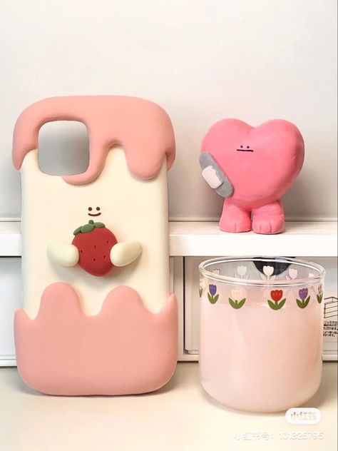 Pink Clay Ideas, Clay Phone Case, Phonecase Aesthetic, Strawberry Phone Case, Diy Phone Case Design, Decoden Phone Case, Diy Journal Books, Girly Phone Cases, Kawaii Phone Case