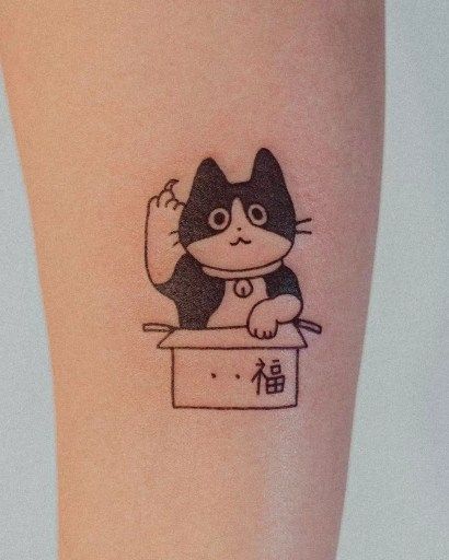 Small Cat Tattoos, Cats Tattoo Ideas, Women's Back Tattoos, Traditional Tattoo Black And Grey, Cat Symbolism, Egyptian Cat Tattoos, Watercolor Cat Tattoo, Cat Paw Tattoos, Lucky Cat Tattoo