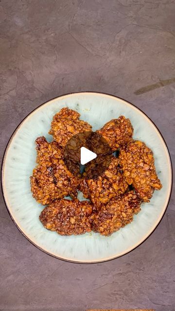 Kuntah_Cooks on Instagram: "KFC dunked wings at home (kuntah’s fried chicken 💀) with easy dunked wings sauce. This is definitely one of the best things I have ever made and the important thing here is the sauce. After I made these wings, I realized if I had mixed my cornflakes with the flour I was going to get much better results so I recommend you do that and do not use too much cornflakes as well. And this is a huge thank you for all the love and support you guys show me because we now have 30k family members 🥹❤️. I really appreciate each and every single person who takes their time to interact with my content and continue passing the positive energy. You are the best❤️ #wings#dunkedwings#food#foodie#safoodie#cooking#recipe#reels#reelsinstagram#zimbabwe#southafrica" Kfc Dunked Wings Sauce Recipe, Dunked Wings Recipe Kfc, Dunked Wings Recipe, Dunked Wings, Wings At Home, Wings Sauce, Wing Sauce Recipes, Kfc Recipe, Easy Pasta Salad Recipe