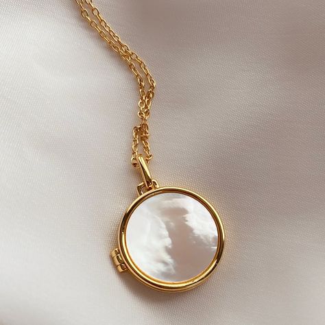 Round Locket Necklace, Pearl Locket, Gold Locket Necklace, Sweet 16 Gifts, Round Locket, Glass Locket, Gold Locket, Gold Glass, Locket Necklace