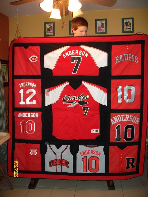 Quilt from old baseball jerseys. Love this! Would use old youth football jerseys instead and give to my son as a college gift! Baseball Quilt, Sports Quilts, Tee Shirt Quilt, Jersey Quilt, Baseball Crafts, Baseball Room, Jersey Pattern, Shirt Quilts, T Shirt Quilt