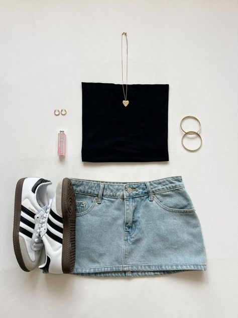 Sambas And Skirt Outfit, Outfit Ideas Denim Skirt, Sambas And Skirt, Outfits With Skirts Aesthetic, Outfit Ideas With Sambas, Style Sambas, Sambas Outfits, Denim Skirt Outfit Ideas, Adidas Spezials