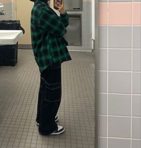 green flannel, white stitching black cargo jeans, panda dunks, mirror selfie, school outfit, college outfit, streetwear cargo pants outfit idea Black Cargo White Stitch Outfit, Black Cargo With White Stitching Outfit, Black Cargos With White Stitching, Black And White Cargo Pants Outfit, Cargo Pants Flannel Outfit, Streetwear Cargo Pants Outfit, Hoodie Flannel Outfit, Mirror Selfie School, Black Flannel Outfit