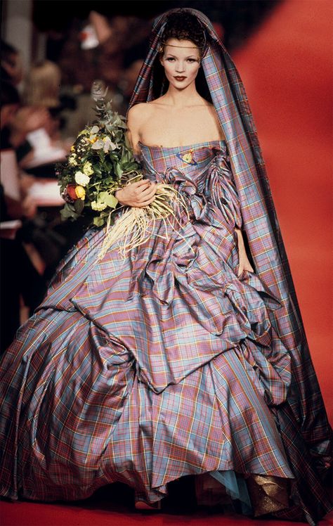 Vivienne Westwood Fall 1993, Vivienne Westwood Fashion, Tartan Skirt, Tartan Dress, Historical Dresses, Kate Moss, Vivienne Westwood, Runway Fashion, Tartan