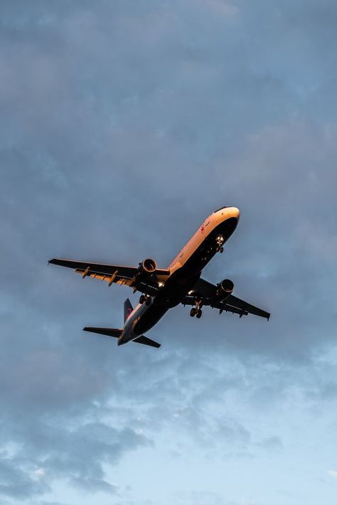 Plane Photography, Plane Photos, Airplane Wallpaper, Airplane Flying, Dubai Aesthetic, Aviation World, Airplane Photography, Passenger Aircraft, Air Photo