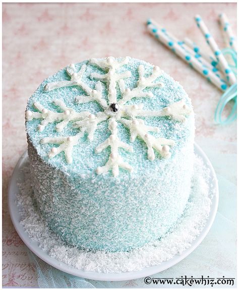 Torte Frozen, White Chocolate Snowflakes, Jul Kaka, Winter Wonderland Cake, Bolo Frozen, Christmas Themed Cake, Cakes To Make, Snowflake Cake, Tree Box