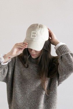 Baseball Cap Photoshoot, White Hat Outfit Ball Caps, Sportswear Photography, White Hat Outfit, Beige Baseball Cap, Flat Lay Photography Fashion, Babysitters Club, Minimal Home Decor, Cap Girl