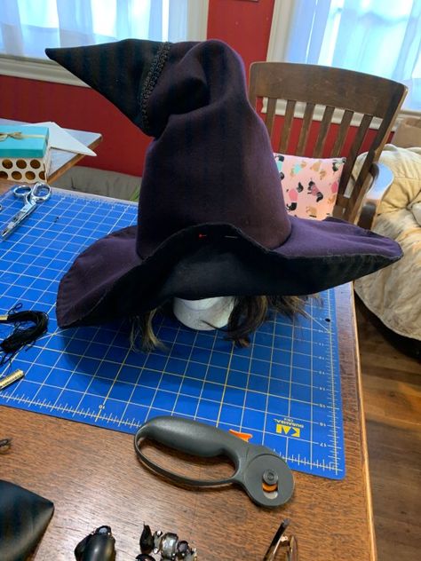 Homemade Witch Hat, Making A Witch Hat, Felt Witch Hat Diy, Decorate Witches Hat, How To Make Witch Hat, Diy Felt Witch Hat, How To Make A Witches Hat, Diy Witch Hat To Wear, Make A Witches Hat