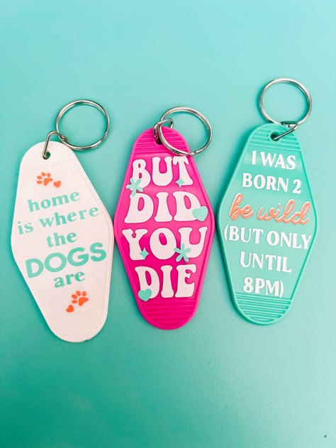 These motel keychains are so cute & can be customized however you like! These designs are by Milkmilksugar Cute Cricut Projects To Sell, Cricut Etsy Ideas, Hotel Keychain Ideas, Cricut Keychain Ideas, Keychain Design Ideas, Motel Keychain Ideas, Keychain Cricut, Cricut Blanks, Cricut Keychains