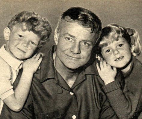 Uncle Bill, Buffy & Jody Family Affair Tv Show, Johnny Whitaker, Tv Trivia, Brian Keith, Jones Family, Film Lovers, Barbara Stanwyck, Classic Television, Old Tv Shows