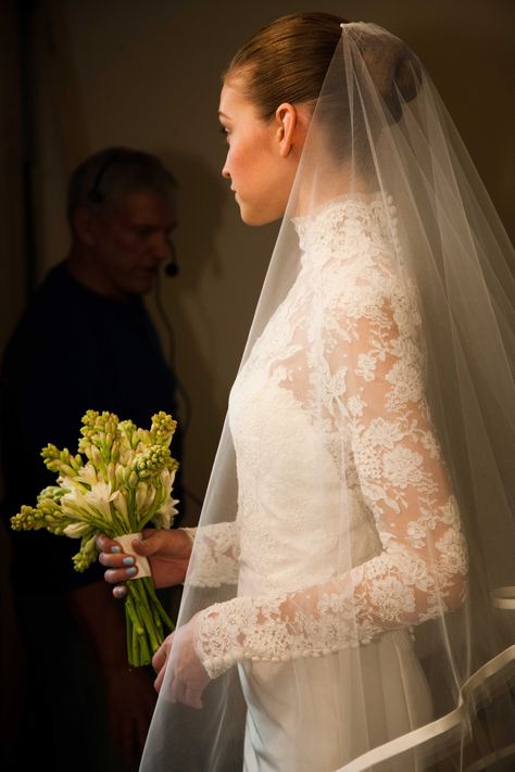 OSCAR DE LA RENTA BRIDAL 2013 - PHOTO BY nathan kraxberger Beautiful Veil, Hair Flowers, Wedding Veil, Wedding Dress Inspiration, Dream Wedding Dresses, Wedding Looks, Bride Dress, Sheath Wedding Dress, Future Wedding