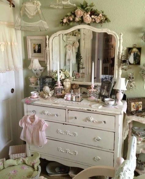 Daybed Bedroom Aesthetic, Coquette Dresser Aesthetic, Dresser Decor Vintage, Dollete Room Ideas, Dresser Inspo Bedroom, Pink Antique Bedroom, Coquette Dresser Decor, Dresser Coquette, Aesthetic Dresser Ideas