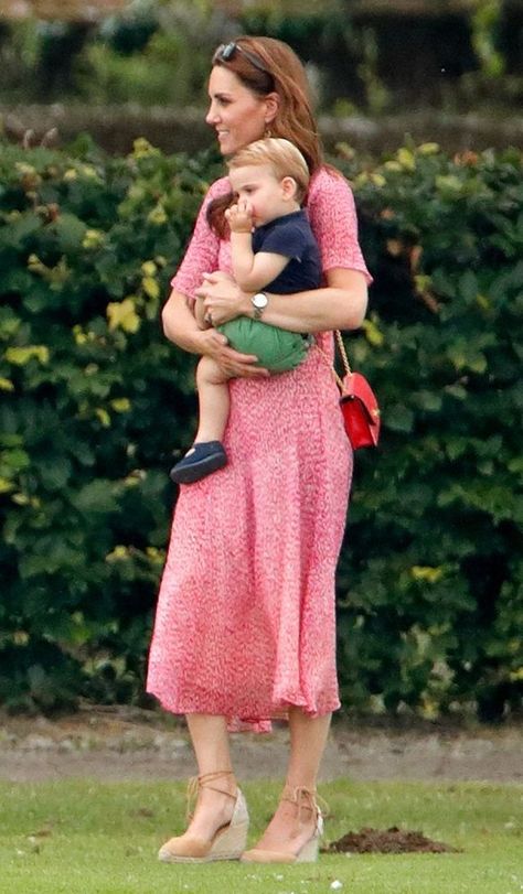 Uk Newspapers, Lk Bennett Dress, Düşes Kate, Princesse Kate Middleton, Princess Charlotte And Prince Louis, Old Prince, Bright Pink Dresses, Kate Middleton Pictures, Cambridge Family