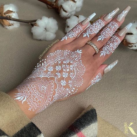 Henna ByKarisma 🇲🇺 on Instagram: “🕊 Snow White Bridal Henna I’ve been wanted to create a design with white henna forever now. I used the body paint from @zareenshenna and…” Henna Designs On Dark Skin, Henna Designs Back, Mehedi Design, White Henna, Wedding Henna, White Tattoo, Henna Tattoo Designs, Bridal Henna, White Bridal