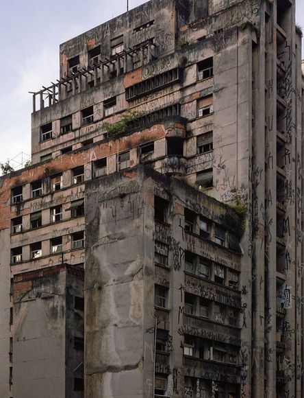 Abandoned Skyscraper, Abandoned City, Apocalypse Aesthetic, Brutalism Architecture, Abandoned Cities, Brutalist Architecture, Old Building, Abandoned Buildings, Brutalism