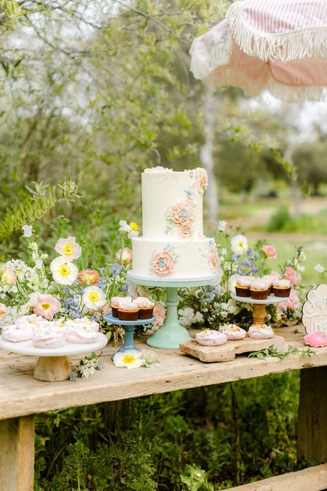 Pastel Floral Cake, Bird Nest Cookies, Outdoor Easter Party, Easter Shoot, Easter Dessert Table, Elegant Table Centerpieces, Easter Party Invite, Desserts Table, Creative Easter Baskets