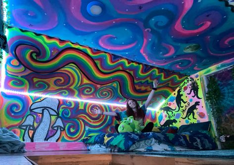 Trippy Wall Paintings Bedroom, Wall Drawing Ideas Bedroom, Trippy Wall Paintings, Trippy Wall Mural, Trippy Bedroom, Room Painting Bedroom, Trippy Bedroom Decor, Painted Bedroom Doors, Wall Drawing Ideas