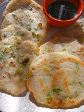 Gluten free scallion pancakes. I think I'll be making these with the healthier General Tso's chicken recipe I found. Sweet. Scallion Pancake Recipe, General Tso's Chicken Recipe, Sweet Rice Flour, Gluten Free Chinese, Savoury Treats, Yeast Free Breads, Garbanzo Bean, Food Asian, Sweet Rice