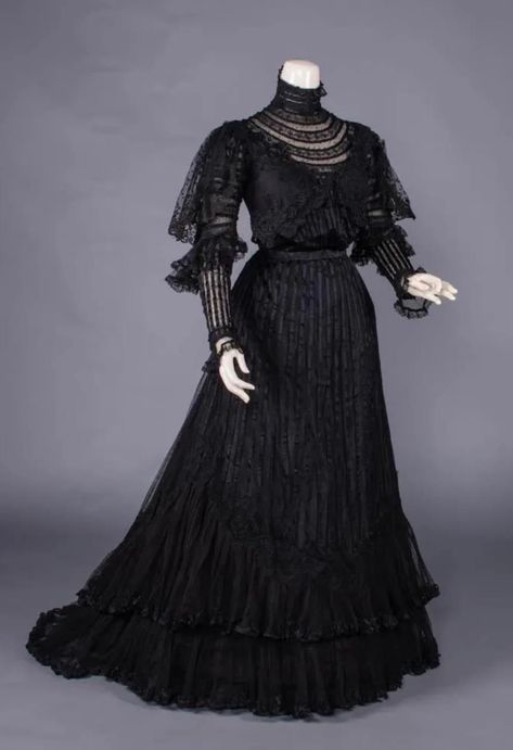 Augusta Auctions, Victorian Dresses, 1900s Fashion, Edwardian Dress, 20th Century Fashion, History Fashion, Old Dresses, Victorian Clothing, Costume Collection