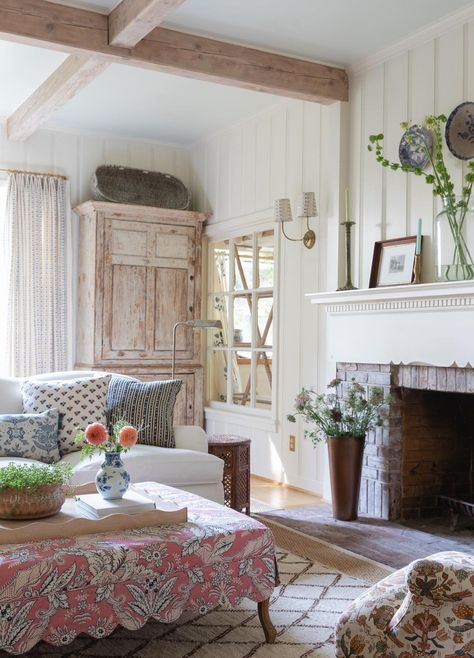 10 Living Rooms That Look Straight Out of a Nancy Meyers Movie Nancy Meyers Movies, Country Home Magazine, Nancy Meyers, Country Living Room, English Cottage, Inspired Living, Cozy Cottage, Cozy Living Rooms, House Inspo