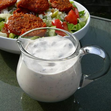 No-Mayonnaise Ranch Dressing Recipe Peppercorn Ranch Salad, Garlic Ranch Dressing, How To Make Ranch, Blue Cheese Dressing Recipe, Garlic Ranch, Buttermilk Ranch Dressing, Creamy Salad Dressing, Ranch Salad, Buttermilk Ranch