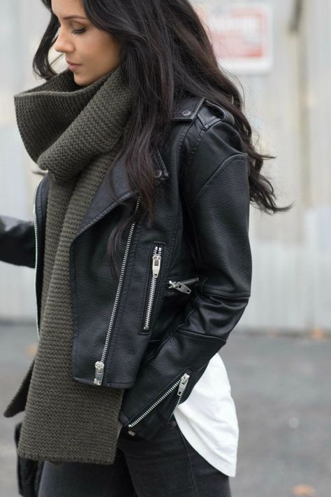 Oversized Scarf + Leather Moto Jacket (via @Andee Layne) Vinter Mode Outfits, Andee Layne, Walking Down The Street, Woman Sweater, Woman In Black, Winter Styles, Leather Jacket Outfits, Looks Black, Black Leather Jacket