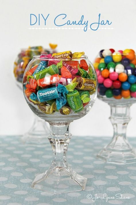 These adorable DIY Candy Jars are easy and inexpensive to make. They're the perfect addition to your next party or dessert table. Christmas Caramels, Diy Candy Table, Candy Jar Decor, Candy Dish Diy, Candy Jars Diy, Diy Dessert Table, Diy Jars, Diy Candy Bar, Christmas Candy Jars