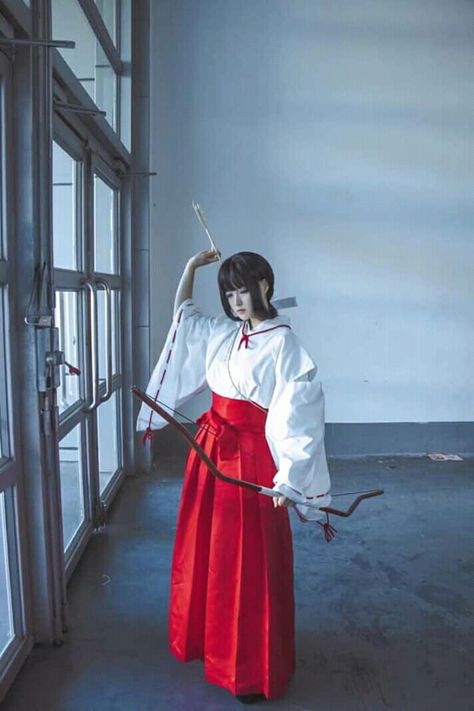 Shrine Maiden Outfit, Kikyo Cosplay, Aaliyah Pictures, Female Samurai, Japanese Traditional Clothing, Shrine Maiden, Bow Pose, Female Pose Reference, Japanese Dress