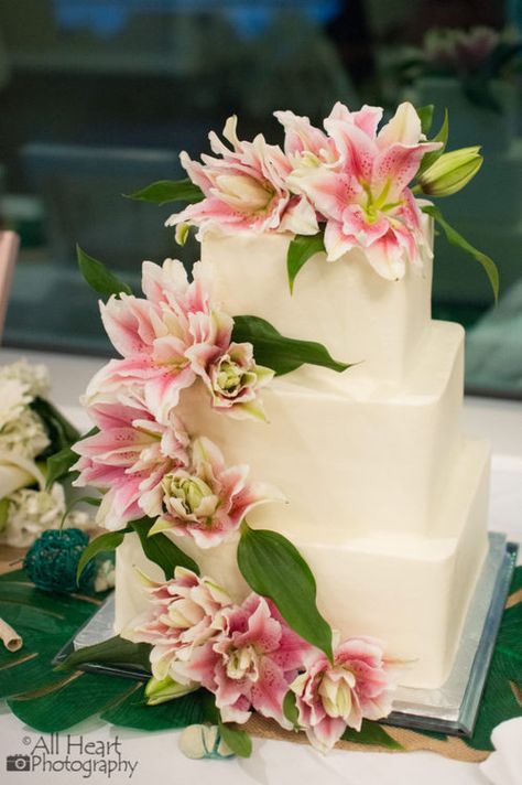 Lilly Cake Lilly Cake, Travis Wedding, Cake Structure, Tiered Cakes Birthday, Single Lady, Arum Lily, Lilly Flower, Fondant Wedding Cakes, Birthday Cake With Flowers