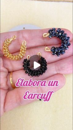 LA LUCIANA ACCESORIOS on Instagram: "Te enseño a hacer unos Earcuff con mostacillas, también puedes hacerlos con muranos, delicas miyuki o con mostacillas!!  Si te gusta este mini tutorial déjame un me gusta, comenta y comparte!  #lalucianacol#miyuki#earcuff#mostacillas#mostacillaschecas#accesoriosenmostacillas#accesoriosdemoda#bisuteriahandmade#bisuteriacolombia#bisuteriacolombiana" Ear Cuff Tutorial Wire, Ear Cuff Tutorial, Ear Cuff Diy, Mini Tutorial, Diy Jewelry Earrings, Earring Display, Diy Earrings, Pita, Diy Jewelry