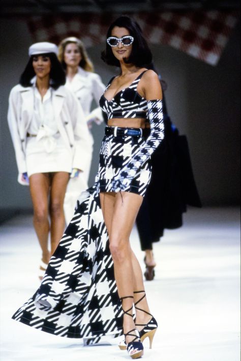 Azzedine Alaïa Spring 1991 Ready-to-Wear Fashion Show Collection: See the complete Azzedine Alaïa Spring 1991 Ready-to-Wear collection. Look 50 Mode Dope, 90s Runway Fashion, Vintage Runway, Azzedine Alaia, 1990s Fashion, Moda Vintage, 2000s Fashion, New Classic, Mode Vintage