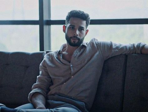 Siddhant Chaturvedi Gehraiyaan, Siddharth Chaturvedi, Siddhant Chaturvedi, Husband Goals, Warrior Concept Art, Wedding Aesthetics, Indian Actors, Harry Potter Films, Pepper Powder