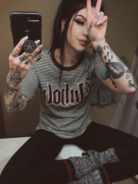 Photo Scene Girl, Tattoed Women, Photographie Portrait Inspiration, Tattoed Girls, Tattoo Girl, Goth Beauty, Scene Girls, Gothic Girls, Alternative Girls