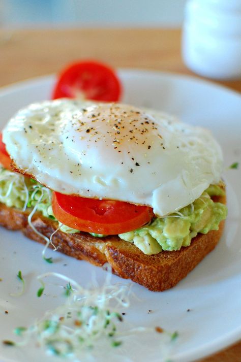 Fried Egg Breakfast, Egg On Toast, Advocare Recipes, Resep Diet, On Toast, Avocado Recipes, Toast Recipes, Fried Egg, Healthy Breakfast Recipes