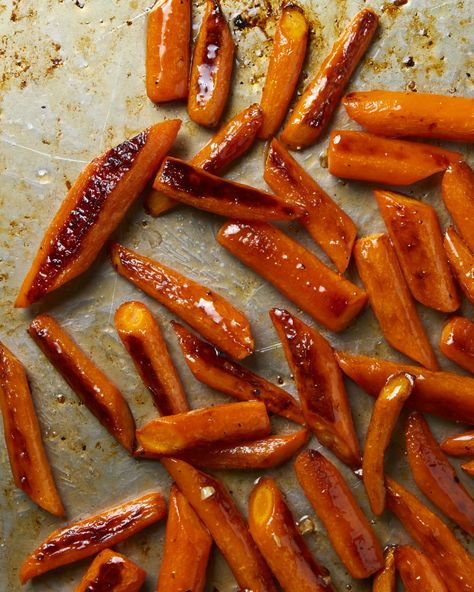 Overhead view of cooked carrots on a sheet pan. Honey Glazed Carrots Recipe, Glazed Carrots Recipe, Best Side Dish, Honey Glazed Carrots, Carrots Recipe, Honey Glazed, Cooked Carrots, Feel Good Food, Glazed Carrots