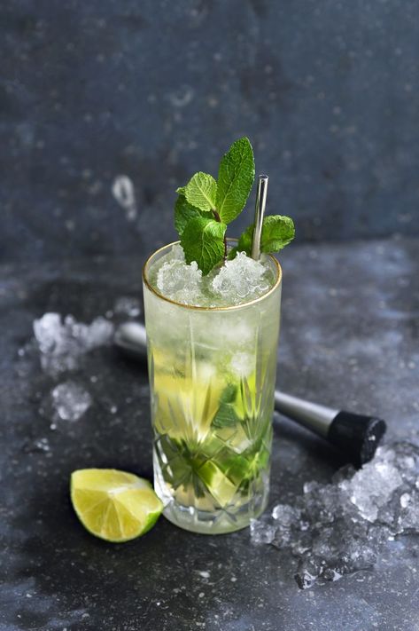 Het lekkerste recept voor "Virgin Mojito" vind je bij njam! Ontdek nu meer dan duizenden smakelijke njam!-recepten voor alledaags kookplezier! Hot Dog Party, Rainbow Cocktail, Mojito Recept, Mocktail Drinks, Mojito Mocktail, Virgin Mojito, Best Tapas, Mexican Drinks, Dry Martini