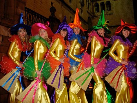 Brujitas 1 | La Carpa Teatro Fun Diy Halloween Decorations, Carnaval Outfit, Hidden Games, Diy Kostüm, Dress Up Costumes, Creative Pictures, Diy Halloween Decorations, Costume Dress, Halloween Diy